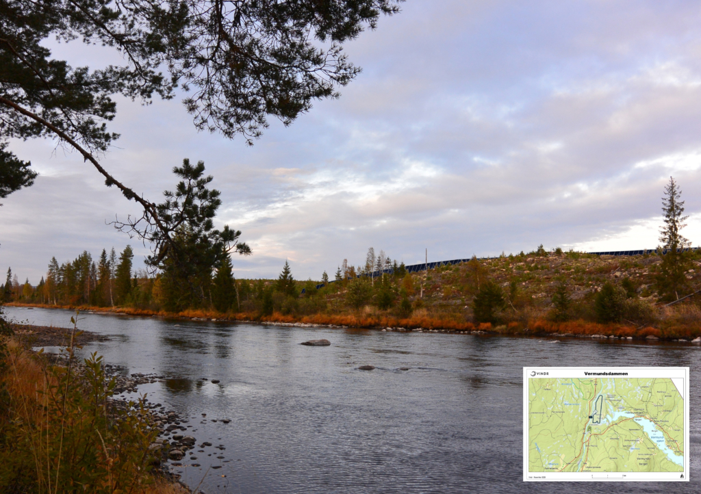 Visualisering Vermundsdammen Flisas elvebredd: Utsikt over elven Flisa med skog og åser i bakgrunnen, der et solcelleanlegg ligger på en åskam. Kartet nederst viser hvor bildet er tatt fra ved Vermundsdammen og retningen kameraet peker mot elven.