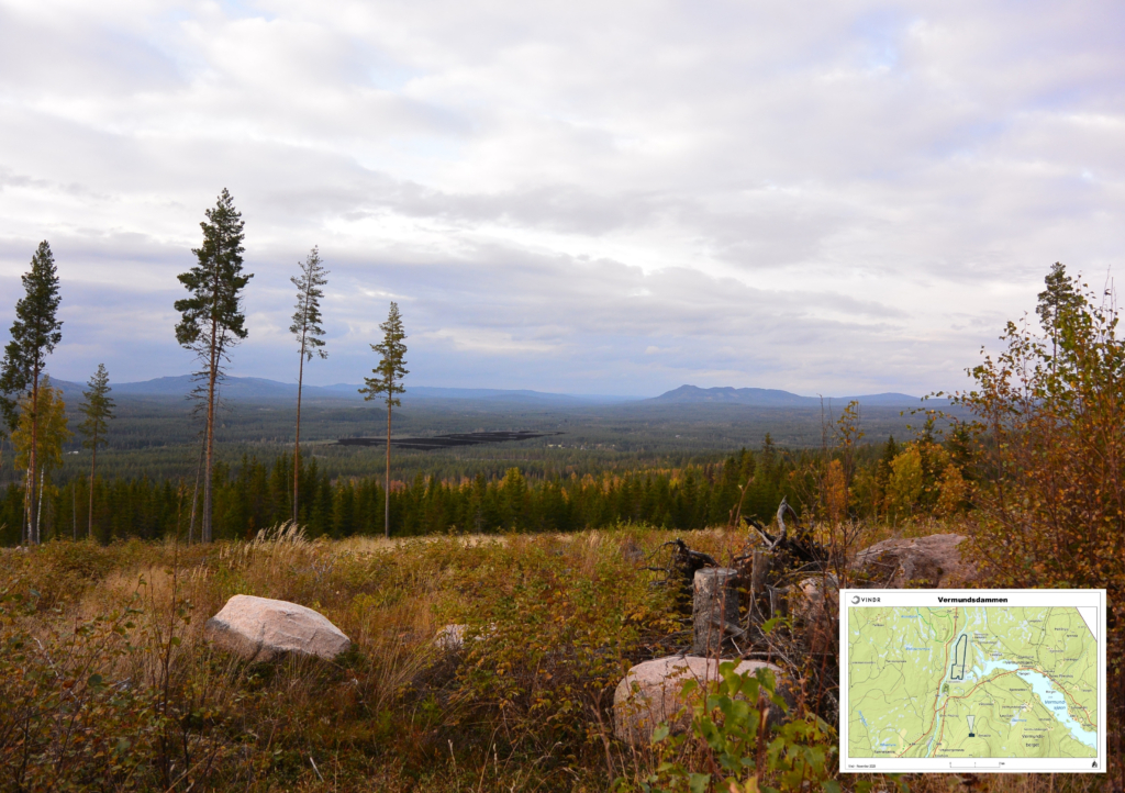 Visualisering Vermundsdammen fra Eftasberget: Vidstrakt utsikt fra Eftasberget over skog og åser mot horisonten, med solcelleanlegget synlig i det fjerne. Kartet nederst viser kameraposisjon og synsretning fra Eftasberget mot Vermundsdammen.